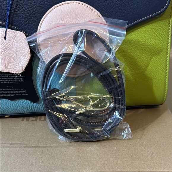 AmeriLeather Arlene Leather Crossbody Bag - Picture 8 of 9